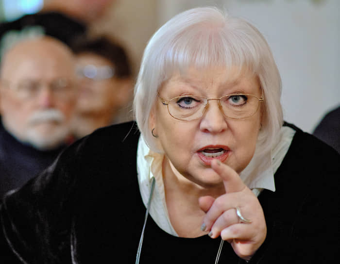 Светлана Крючкова родилась 22 июня 1950 года в Кишиневе (Молдавия). Отец, Николай Крючков, служил в советской контрразведывательной организации «Смерш», а затем работал следователем. Мать актрисы была сотрудницей кадрового отдела Министерства внутренних дел. После переезда в Москву поступить в театральный вуз Крючковой удалось не с первого раза. Всего она трижды пыталась поступить в Щепкинское и Щукинское училища, а еще в ГИТИС. Лишь в 1969 году она смогла поступить в Школу-студию МХАТ
