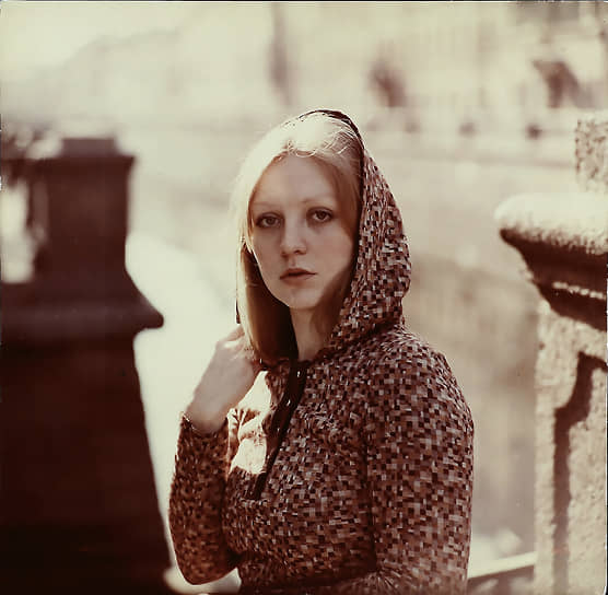 Выпускница Школы-студии МХАТ Светлана Крючкова до прихода в БДТ успела отслужить два года в Московском художественном театре им. Чехова. Однако в 1975 году она вышла за оператора Юрия Векслера и переехала в Ленинград, через год ее приняли в труппу Большого драматического театра им. Горького по приглашению Георгия Товстоногова 