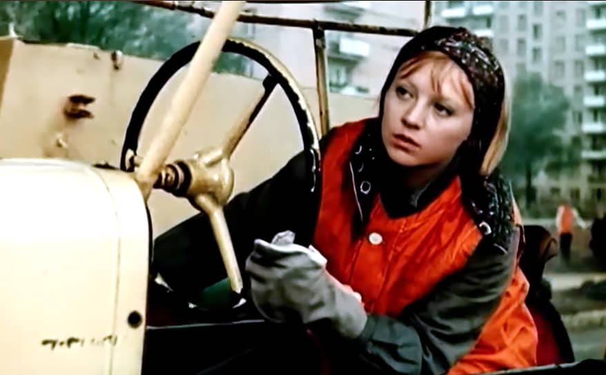 На четвертом курсе Крючкова получила роль Нелли Ледневой в телефильме Алексея Коренева «Большая перемена». Изначально ее рассматривали как исполнительницу учительницы литературы Светланы Афанасьевны. Фильм стал культовым, а образ преподавательницы вечерней школы принес Крючковой широкую популярность и признание по всей стране
