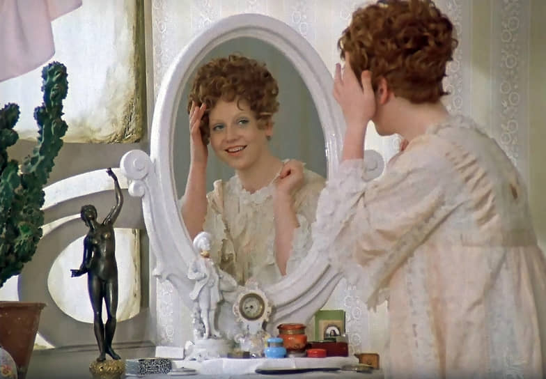 Светалана Крючкова в комедии «Не может быть!» (реж. Леонид Гайдай). Первоначально она хотела исполнить роль невесты из третьей новеллы. На эту же роль претендовала Ирина Муравьева, однако ей не досталось места в фильме. В результате Крючкова воплотила образ Зинаиды
