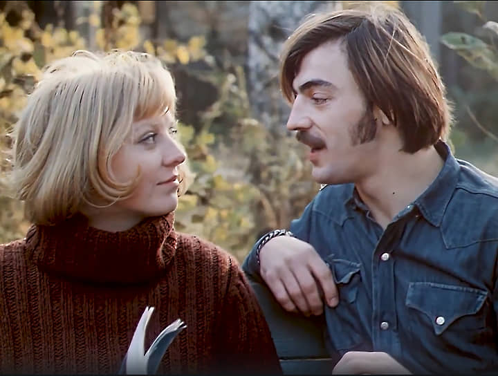 В фильме «Старший сын» (реж. Виталий Мельников) Крючкова исполнила роль соседки семьи Сарафановых. Именно на съемках этого фильма она познакомилась с кинооператором Юрием Векслером, который стал ее вторым мужем
