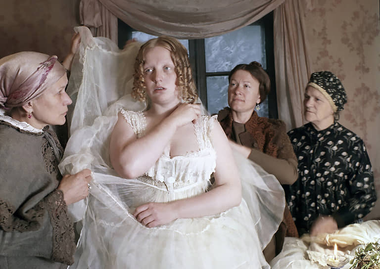 Светлана Крючкова в фильме «Женитьба» (реж. Виталий Мельников). Оператор Юрий Векслер настоял на полном отсутствии грима у артистки, считая, что лучшим макияжем для жены станет горячая вода и мыло. Благодаря виртуозной работе со светом ему удавалось делать естественные черты лица актрисы необыкновенно выразительными