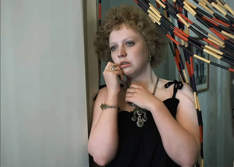 В 1981 году режиссер Никита Михалков пригласил ее на главную роль в трагикомедии «Родня», где она создала образ еще одной надломленной героини: Нина Коновалова переехала из деревни в большой город, но так и не стала по-настоящему своей