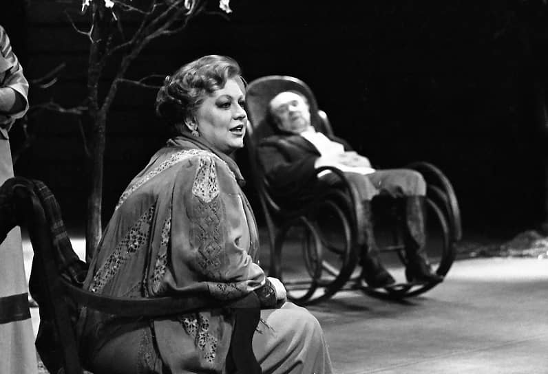 К героиням Чехова Крючкова обращалась много раз. Так, в 1994 году на сцене БДТ она воплотила образ Раневской из «Вишневого сада»
