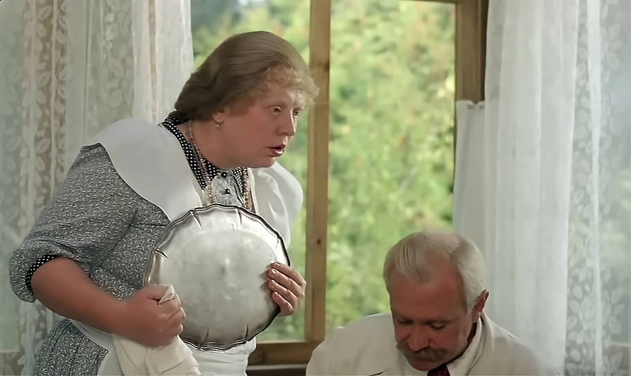 Светлана Крючкова сыграла домработницу Катю Мохову в оскароносном фильме Никиты Михалкова «Утомленные солнцем». За эту роль актриса была награждена призом за лучшую женскую эпизодическую роль на кинофестивале «Созвездие»
