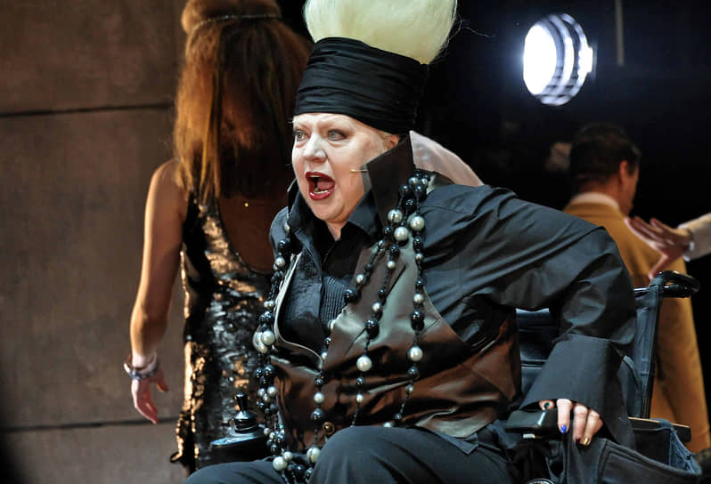 В нынешнем репертуаре БДТ актриса участвует в постановках «Привидения» по пьесе Генрика Ибсена и «Жизнь впереди» по роману Эмиля Ажара. В июне этого года в театре прошел творческий вечер, посвященный юбилею Светланы Крючковой
