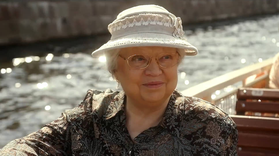 Светлана Крючкова снялась более чем в 90 фильмах и сериалах. Последней из ее премьер стала мелодрама «Двое в одной жизни, не считая собаки» (реж. Андрей Зайцев) в октябре 2025 года
