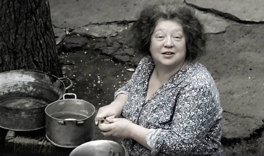 Светлана Крючкова в роли тети Песи в сериале «Ликвидация». Ее требовательность на съемочной площадке, по воспоминаниям режиссера Сергея Урсуляка, компенсировалась филигранным исполнением, сделавшим этот образ одним из самых ярких в карьере актрисы. «Она сразу полюбила Володю Машкова, потому что она видела, как он въедается в эту роль. Но еще одного не менее замечательного артиста она любить не стала. Ей казалось, что он чуть легче относится к работе, чем ей хотелось бы»,— рассказывал после съемок режиссер
