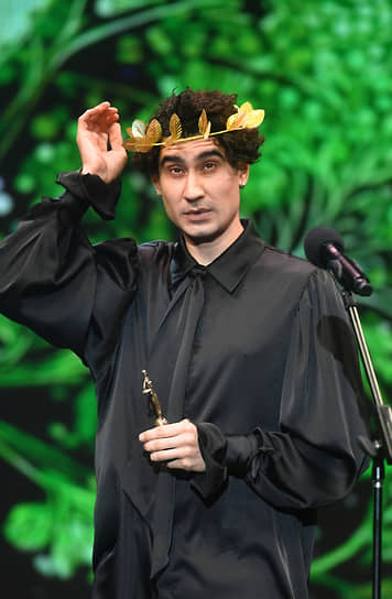Актер Ренат Шавалиев получил статуэтку за роль Журавля в спектакле Большого театра кукол «Журавль и цапля» (реж. Екатерина Ложкина-Белевич)