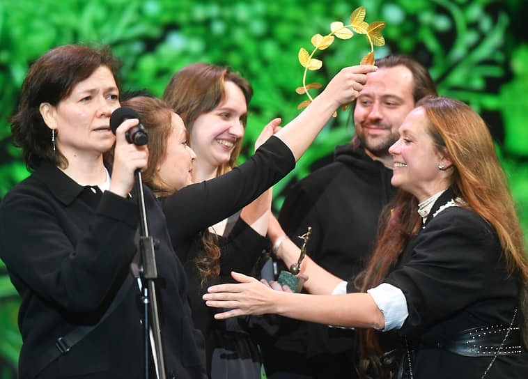 Спектакль «Приключения лиса и поросенка» театр «КукФо» был назван лучшим спектаклем в театре кукол. Награду получила художественный руководитель театра Анна Викторова (у микрофона)