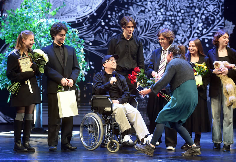 Художественный руководитель театра «Драм.Площадка» Сергей Бызгу (в центре) с актерами театра
