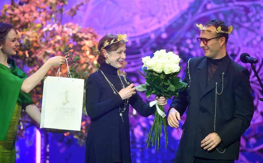 Директор и актриса Камерного театра Малыщицкого Светлана Балыхина и актер Дмитрий Хасанов три раза выходили на сцену для получения наград за спектакль «Три»
