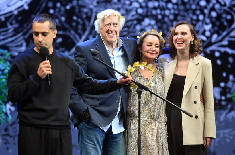 Слева направо: главный режиссер Санкт-Петербургского театра «Мастерская» Роман Габриа, актер Сергей Мигицко, актрисы Анна Алексахина и Анна Мигицко во время вручения премии «Золотой софит» за спектакль «Театральный роман»