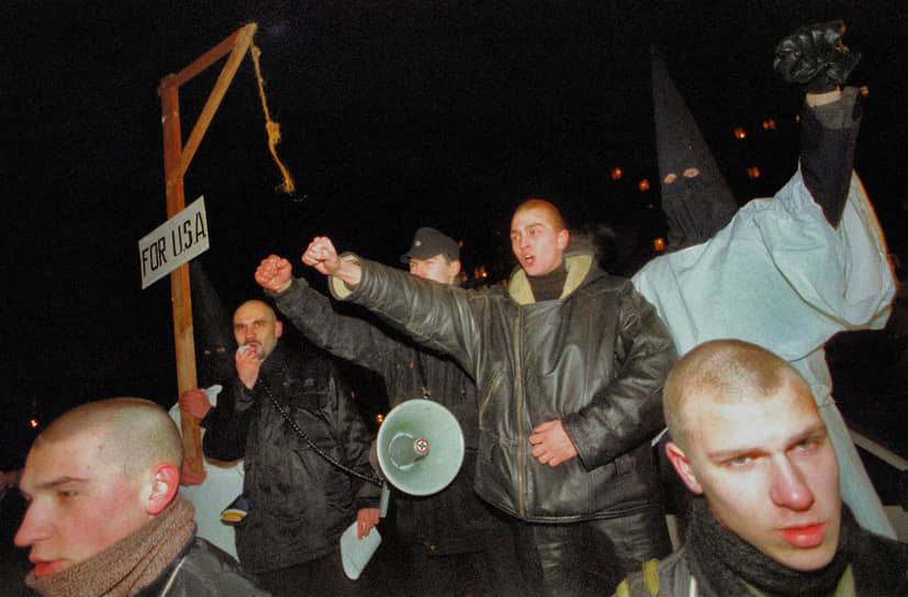 1990-е. Митинг националистов у посольства США