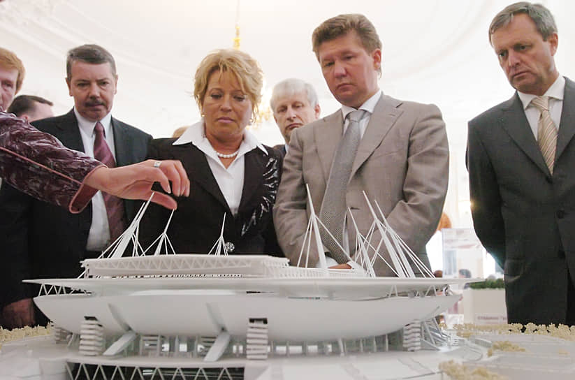 23 августа 2006 года. Губернатор Санкт-Петербурга Валентина Матвиенко и глава ОАО «Газпром» Алексей Миллер на заседании экспертной комиссии по строительству нового футбольного стадиона. Победил проект архитектора Кисё Курокава