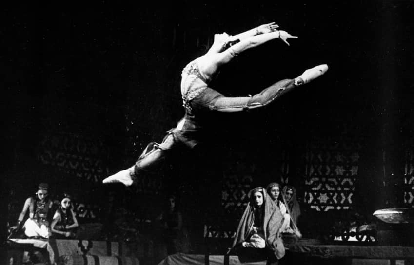 Прима-балерина Государственного академического Большого театра СССР, народная артистка СССР Майя Плисецкая в роли Заремы в балете Асафьева «Бахчисарайский фонтан». 1960 год