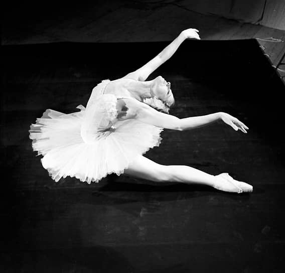 Прима-балерина Государственного академического Большого театра СССР Майя Плисецкая исполняет хореографическую миниатюру «Умирающий лебедь». 1963 год
