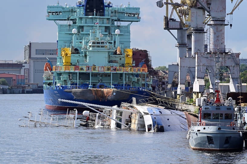 По информации «Ъ Северо-запад», предварительная причина затопления пока остается не установленной. В ЯСЗ отметили, что оценить ущерб смогут только по факту подъема судна и дефектации