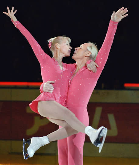 Пара впервые приехала в Россию спустя 24 года, в феврале 2003-го, по приглашению 
хоккеиста, олимпийского чемпиона и только что назначенного главы
Госкомспорта Вячеслава Фетисова. Советский дуэт прилетел в страну на финал Гран-при по фигурному катанию в Санкт-Петербурге. Благодаря телеведущему Кириллу Набутову (признан иноагентом) супруги посетили квартиру, в которой жили до отъезда из Союза. «В автобусе, наполненном духом солярки, который вез нас в Пулково к самолету, Олег деликатно мне сказал: “Должно пройти много лет, пока все наладится”.— “Не менее двадцати”,— оптимистично заверил его я»,— писал в репортаже обозреватель «Огонька» Виталий Мелик-Карамов