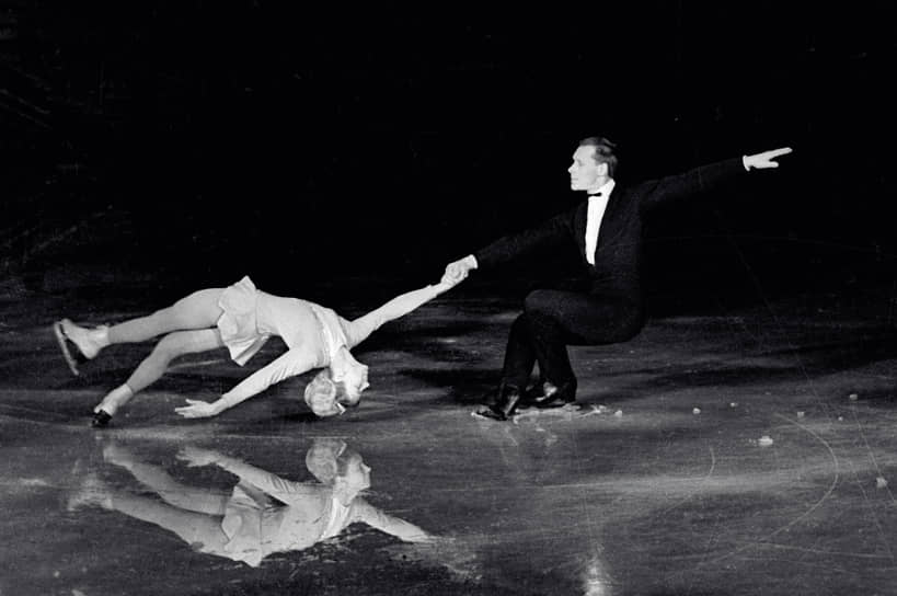 Пара совершенствовалась в технике и артистизме. Белоусова — Протопопов одни из первых начали выполнять поддержки на одной руке: это был поворот в фигурном катании. Придумали три варианта исполнения тодеса. «Новый “тодес” был создан в 1966 году. В международной книге по фигурному катанию он называется “спиралью Протопоповых”, а мы называем его “космической спиралью”»,— вспоминали спортсмены в книге «Золотые коньки с бриллиантами», выпущенной в 1971 году. Еще два тодеса — «спираль жизни» и «спираль любви» — пара придумала уже после Олимпиады в Гренобле. Но для Людмилы и Олега фигурное катание было не просто спортом: они видели в нем искусство. И были искусством сами
