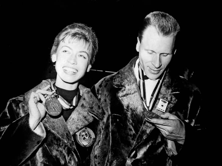 В 1964 году пара второй раз отобралась на Олимпиаду. На игры в Инсбруке они ехали будучи первыми в стране и вторыми в Европе. «Звучит первый трепетный аккорд. Но мы его слышим чуть раньше всех. Мы поднимаем головы. Мы прислушиваемся к несущейся нам навстречу музыке. И уже через мгновение мы ничего не видим, ничего не слышим, не чувствуем, кроме музыки, в которую мы окунаемся и с которой вместе несемся по катку. Снова молчаливое объяснение двух сердец»,— вспомнили фигуристы свое золотую произвольную программу. Людмила и Олег первыми выиграли золото Олимпиады в парном фигурном катании. Советские, а затем российские парники поднимались на высшую ступень пьедестала на двенадцати Олимпийских играх — до 2006 года 
