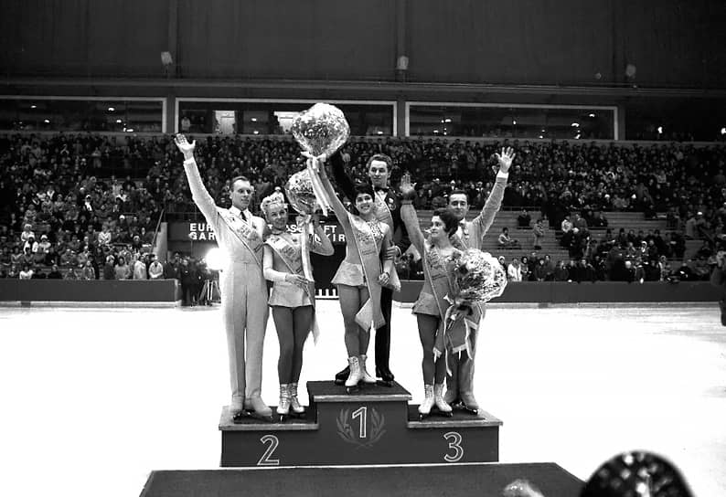 Все закончилось уже в сезоне 1968/1969. Фигуристы стали вторыми на первенстве страны, уступив золото паре Москвина — Мишин. Взяли серебро на чемпионате Европы, проиграв Родниной — Уланову. С чемпионата мира, на котором весь пьедестал заняли советские спортсмены, Людмила и Олег увезли бронзу. Это был их последний международный старт. Уходить с соревновательного льда ни Людмила, ни Олег не хотели. Но, как вспоминают фигуристы, уйти из большого спорта их попросили. Как потом в одном из интервью скажет Протопопов, «выпихнули». В 1970-м пара стала лишь четвертой на чемпионате СССР. Парное катание развивалось, на первое место выходили сложные элементы, прыжки. В 1972 году фигуристов не взяли на Олимпиаду: не пустили, не включили в сборную. По словам Протопопова, спортивные функционеры говорили, что у пары «нет скорости, поддержек, что они не умеют прыгать»
