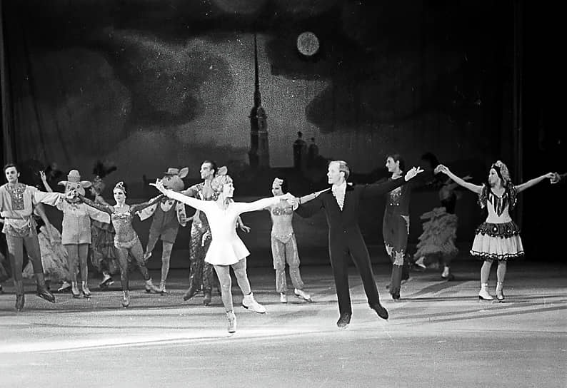 В 1972-м Людмила и Олег ушли из любительского спорта и перешли в ансамбль Ленинградского балета на льду. Фигуристы стали «одними из»: имена первых олимпийских чемпионов никак не выделяли — писали в списке кордебалета по алфавиту, объясняя это дефицитом бумаги. А главный режиссер возмущался, что артисты каждое выступление труппы превращают в свой бенефис. «Не давали спокойно работать! Проводили профсоюзные, комсомольские, партийные собрания, без конца учили, лечили, клеймили… В глаза говорили: “Здесь вы никому не нужны”»,— рассказывал Олег Протопопов в интервью «Советскому спорту» в 2007 году
