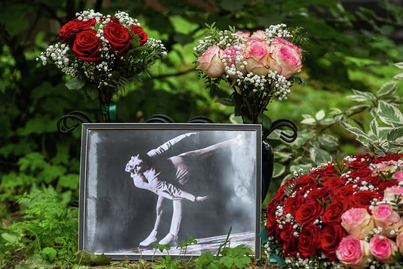 «“И сколько же вы еще собираетесь кататься?”— спросил их кто-то из гостей Вячеслава Фетисова. “До 150 лет. Почему бы нет?” — ответил Олег Протопопов с улыбкой, но ощущения того, что он шутит, отчего-то не возникло»,— вспоминал в репортаже с первого приезда пары в Россию корреспондент “Ъ” Алексей Доспехов. Людмилы Белоусовой не стало в 2017-м. Олег Протопопов хранил ее прах дома, рядом с собой. Он ушел из жизни в 2023-м. Через год фигуристы вернулись в родной Петербург: как и завещал Олег Протопопов, урны с прахом захоронили рядом с родителями фигуриста на Волковском кладбище
