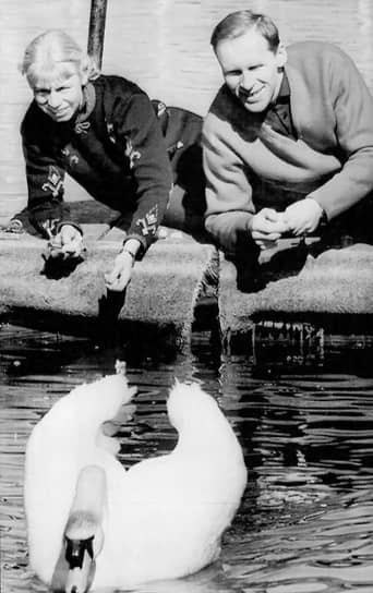 В 1957 году Людмила Белоусова и Олег Протопопов поженились. Они прожили вместе 63 года. И, как часто бывает в таких творческих союзах, были друг для друга всей жизнью. «Мы понимали друг друга без слов. Ни я, ни она никогда не говорили про любовь. Но 63 года мы были вместе и катались от ноля и до ноля. Любовь — это не то, что сказать “I love you”. Это все могут сказать. А мы ничего не говорили, мы служили искусству и друг другу»,— вспоминал в интервью Олег Протопопов
