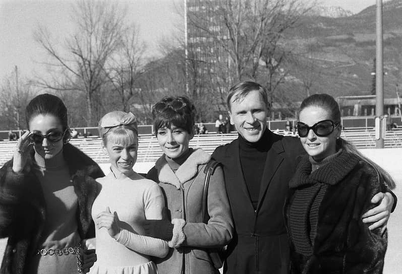 На Олимпиаде-1968 на каток к фигуристам приехала известная американская актриса Одри Хепберн, посетившая Францию по делам. Людмила и Олег вспоминали: «О многом мы говорили тогда на катке парка Поля Мистраля с Одри Хепберн. О роли искусства, о том, как надо готовиться к встрече со зрителем, о наших творческих приемах и о том, как создается художественный образ — в кино и у нас, в спорте. Характер наших бесед был сугубо творческим, и мы были чрезвычайно рады тем оценкам, которые дала нашим композициям знаменитая киноактриса, отклику, вызванному в ее сердце нашим мастерством. Мы без устали показывали ей отрывки из своих программ. И это тоже было для нас хорошей подготовкой перед соревнованиями...»
