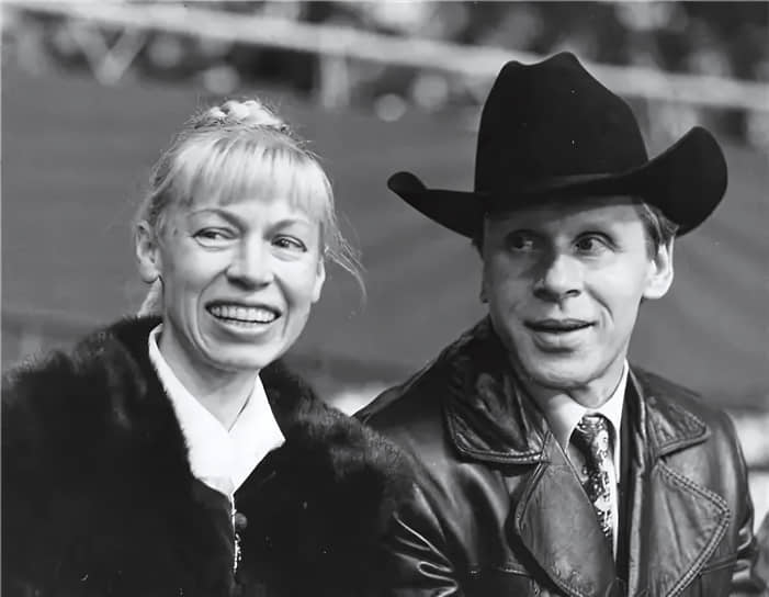 В 1979 году пара вместе с труппой балета отправилась на гастроли в Швейцарию. Обратно в Советский Союз супруги не вернулись: попросили политического убежища и поселились в горной деревушке Гриндельвальд. О решении пары не знали даже близкие. Протопопов сообщил матери об отъезде уже из Швейцарии, в ответ она сказала единственную фразу: «Не приезжайте сюда как можно дольше». В эмиграцию Людмила взяла с собой швейную машинку, чтобы шить костюмы для выступлений, Олег — книги по искусству и видеопленки 
