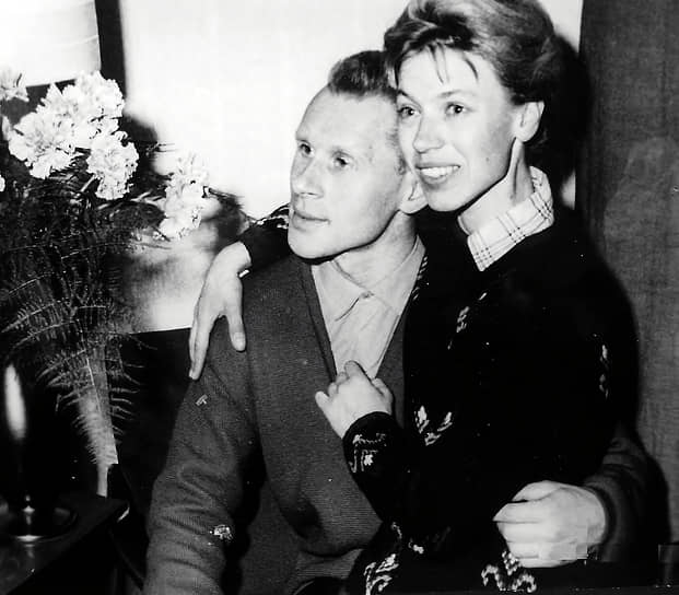 Как принято в нашей стране, уехавших и не вернувшихся называют предателями, оскорбляют и критикуют в СМИ. В прессе тут же появились очерняющие статьи: в «Литературной газете» в 1979 году фигурист Алексей Уланов писал, что пара, «удирая за границу, туго набивала чемоданы», уличал их во лжи и громко заявлял, что «наша страна без них проживет». Спортсменов сразу же лишили званий заслуженных мастеров спорта и попытались вычеркнуть из советского фигурного катания. Бывшие коллеги по приказу партии обходили «невозвращенцев» стороной, вспоминали супруги. В 1995 году Людмила и Олег получили швейцарское гражданство
