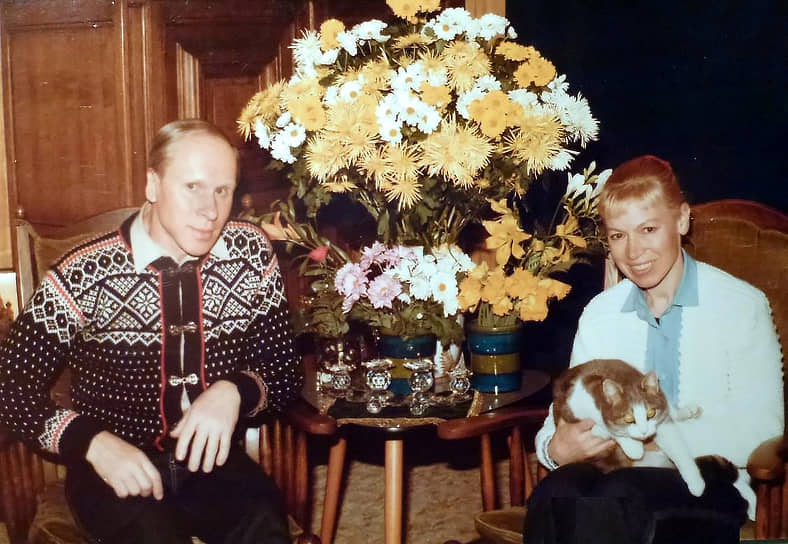 В эмиграции супруги жили скромно, снимали квартиру в доме рядом с катком. О возвращении в Россию пара не думала ни в 1990-х, ни в 2000-х. Слухи о том, что фигуристы «просились обратно» или «скоро вернутся», опровергали
