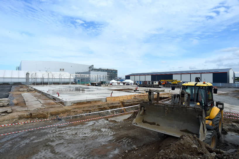 Во второй очереди будет построено новое здание индустриального назначения, включающее производственно-складские блоки, офисные модули, административный корпус, зоны для размещения инженерного оборудования, а также расширенный периметр погрузочно-разгрузочных площадок