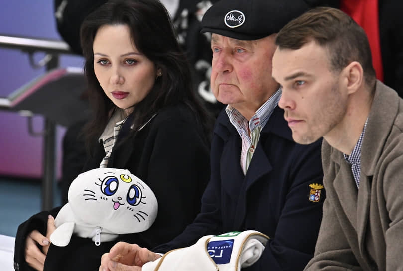 Летом 2025-го Туктамышева стала тренером сборной Санкт-Петербурга. На фото: Елизавета Туктамышева с Алексеем Мишиным (в центре) и тренером по ОФП Егором Челошкиным
