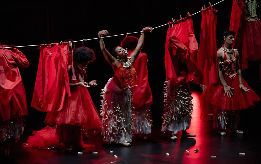 Сцена из хореографической постановки «Заштрихованный ансамбль» Мамелы Ньямзы