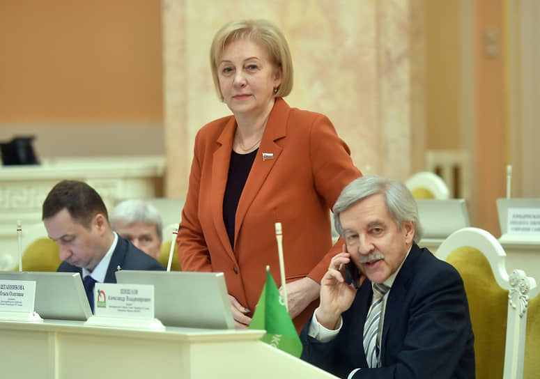 Ольга Штанникова является помощницей главы фракции Александра Шишлова, действительным государственным советником Санкт-Петербурга 1 класса и членом партийного арбитража