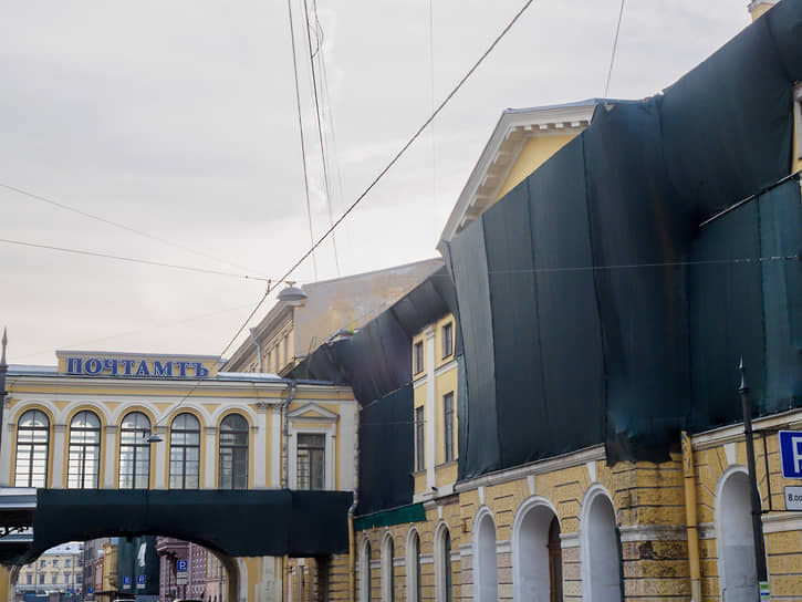 Здание Главпочтамта, построено по проекту архитектора Н. А. Львова в 80-е годы XVIII столетия