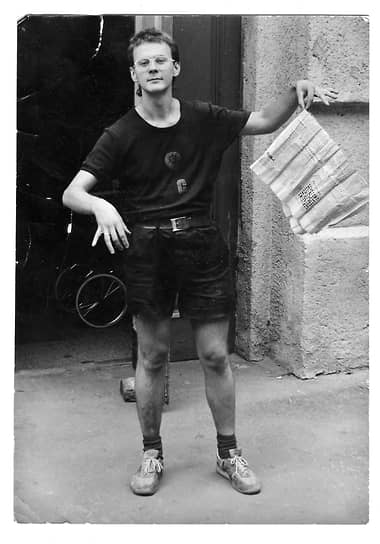 Музыкант Андрей Машнин в 1988 году у дверей общежития на улице Блохина, 15