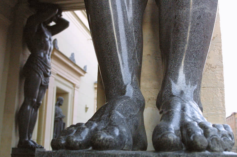 Идея украсить крыльцо Эрмитажа атлантами принадлежит архитектору Лео фон Кленце. Фигуры изготавливали в течение двух лет около 150 камнетесов. Атлантов установили в 1848 году, за четыре года до завершения строительства Нового Эрмитажа. Они обросли множеством легенд. Так, например, некоторые верят, что у крайнего правого атланта нужно загадывать желания. Кроме того, ежедневно у ног этих гигантов можно встретить молодоженов, для которых тоже существует «обряд»