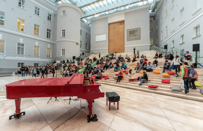 Открытие Главного штаба в 2014 году после реконструкции, пожалуй, самая значительная трансформация Эрмитажа в новейшее время. Новый корпус изменил саму суть музея. В современном пространстве регулярно проводятся временные выставки и мероприятия. На одной стороне Дворцовой площади — классическое искусство в исторических зданиях. На другой — искусство модерна и современности