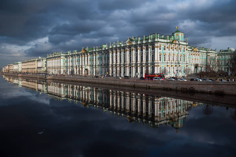 Зимний дворец в Санкт-Петербурге — бывшая императорская резиденция, ныне входит в состав Государственного Эрмитажа