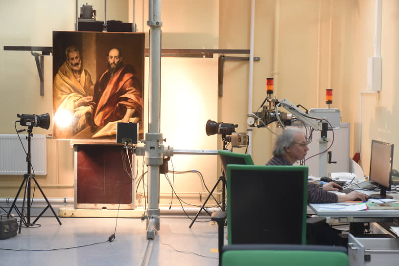 Сегодня Эрмитаж — это в том числе научный центр, оснащенный передовыми технологиями для изучения и сохранения шедевров. На фото — картина Эль Греко «Апостолы Петр и Павел» в Отделе научно-технологической экспертизы (ОНТЭ), расположенном в Запасном доме Зимнего дворца. В лабораториях ученые «просвечивают» время, то есть искусство прошлого спасают технологии будущего