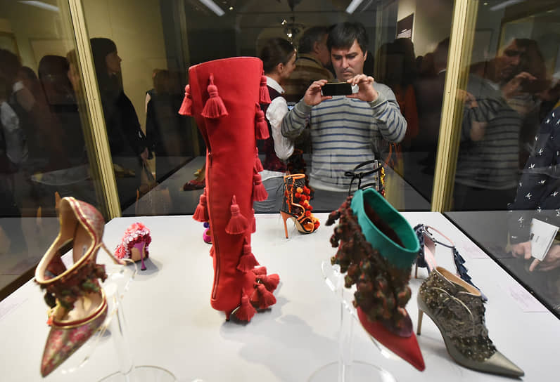 Выставка «Маноло Бланик. Обувь как искусство» в Главном штабе Эрмитажа в 2017-м стала смелым и элегантным манифестом о стирании границ между прикладным и высоким искусством. Эрмитаж, классический музей-дворец, представил объекты моды как полноценные музейные экспонаты, достойные соседства с шедеврами живописи. Это — часть большого культурного диалога
