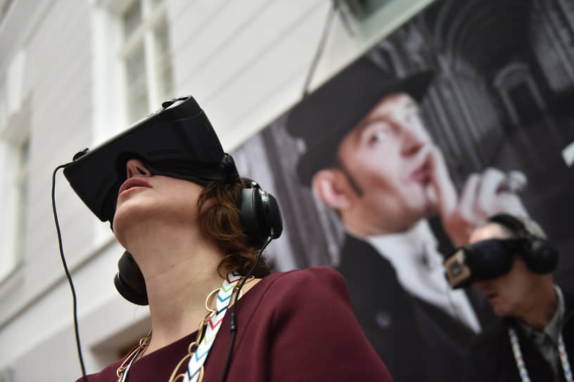 Презентация виртуальной экскурсии в 3D по Государственному Эрмитажу во время работы VI Международного культурного форума. Сейчас глобальный цифровой проект музея доступен на сайте Эрмитажа из любой точки мира. В сети есть виртуальные туры по залам, цифровой каталог, образовательные и научные проекты. Удаленным доступом к коллекции пользуются просто интересующиеся люди и исследователи