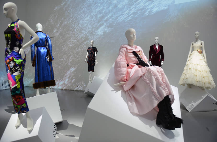 Выставка «Тонкие материи. Мода 1988–2018» в Главном штабе в 2018 году представила моду как полноценный архив эпохи и философский манифест. Экспозиция была посвящена мировой моде последних 30 лет. Она показывала эволюцию нарядов от ручного труда до использования высоких технологий. И Эрмитаж снова продемонстрировал, что мода — не прикладное ремесло, а «тонкая материя» интеллектуального и художественного процесса, достойная музейного осмысления наравне с традиционными видами искусства