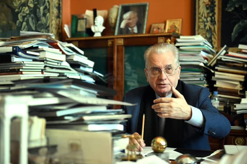 Всю современную историю России главой Эрмитажа является Михаил Пиотровский. С падением «железного занавеса» он продолжил дело отца — укрепление связей с западными музеями (Лувр, Метрополитен, Прадо и др.) и фондами. Выставочные центры-посольства появились в разных странах мира. С приходом цифровых технологий к ним активно подключился и Эрмитаж, несмотря на консервативный подход музейного сообщества. Сам Михаил Пиотровский неоднократно отмечал, что это помогает развивать глобальный бренд Эрмитажа, сочетая традицию со смелыми экспериментами