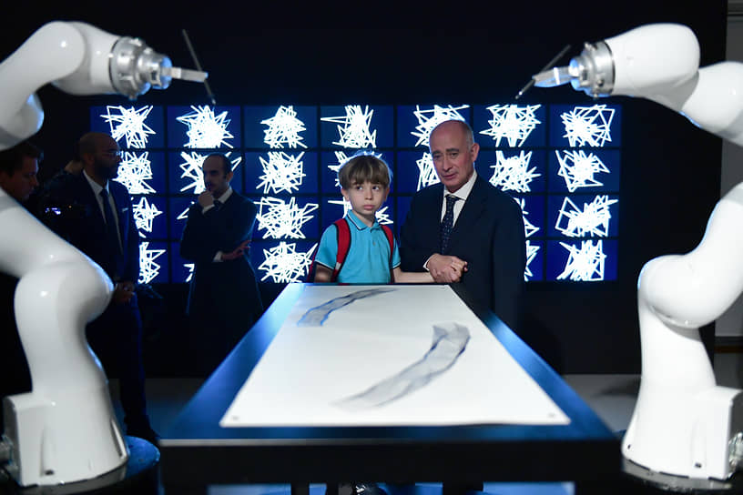 «В XXI веке нужны не только технологии в искусстве, но и принципы искусства в технологиях. Очеловечивание технологий стало необходимым для выживания человечества»,— убежден гендиректор Эрмитажа Михаил Пиотровский. В 2019 году в рамках ПМЭФ в Главном штабе открылась выставка «Искусственный интеллект и диалог культур». Все работы на ней были созданы с помощью ИИ. А Эрмитаж это цифровое будущее активно принял