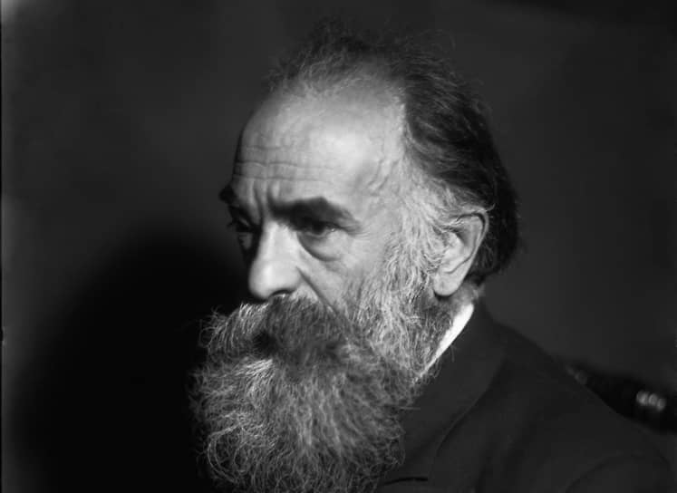 Для подготовки к этой выставке из эвакуации вернулся директор Эрмитажа Иосиф Орбели. Начав работу в музее в 1920 году хранителем, он прошел путь до заведующего отделом искусства Востока, а в 1934-м возглавил Эрмитаж как директор. В 1941 году Орбели организовал героическую эвакуацию более миллиона экспонатов в Свердловск, а сам остался в блокадном Ленинграде, чтобы спасать оставшиеся сокровища и здание. В марте 1943-го года он все-таки эвакуировался в Ереван, откуда вернулся после прорыва блокады и продолжил руководить Эрмитажем до 1951-го