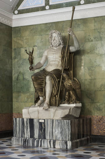 Коллекция постепенно расширяется. Приобретаются не только картины, но и древности. В 1861 году музей покупает римскую коллекцию маркиза Кампаны, включая знаменитые античные вазы и скульптуры. Так в Эрмитаж попала древнеримская статуя Юпитера (на фото) I века